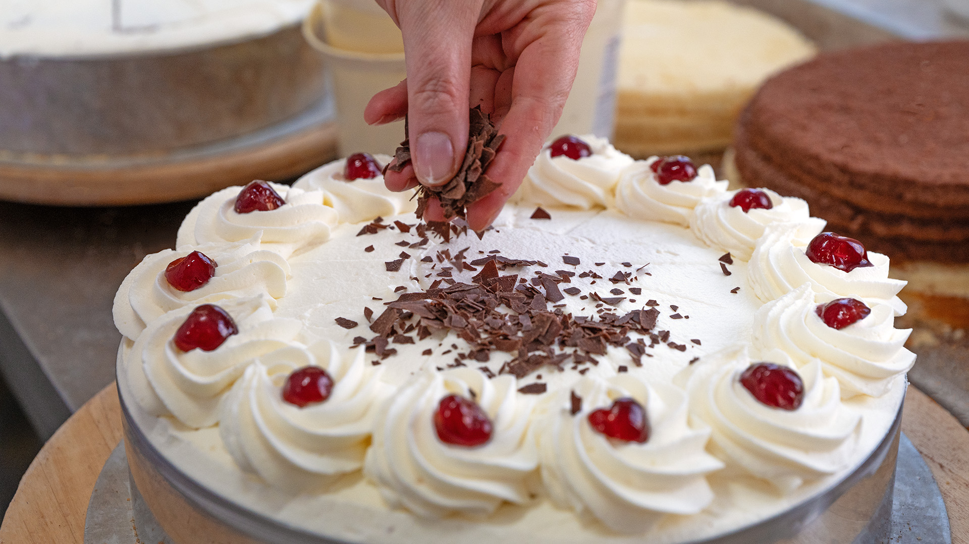 Torte wird dekoriert